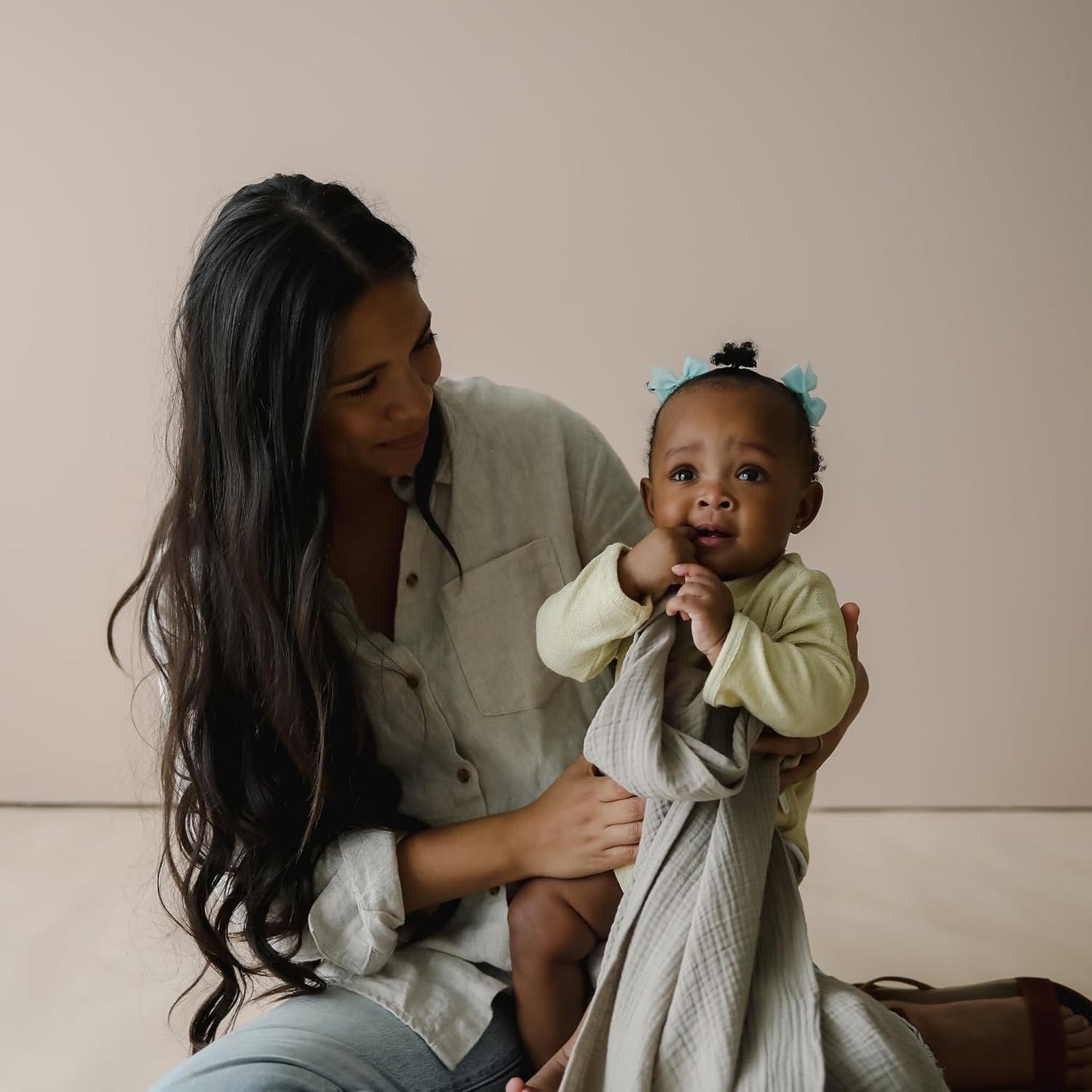 snuggle me® Nursing Cover - 100% Organic Cotton Muslin Nursing Cover Up for Breastfeeding with a BPA-Free Silicone Teether Ring, Ultra-Soft & Lightweight (33.5″ × 39.4″)