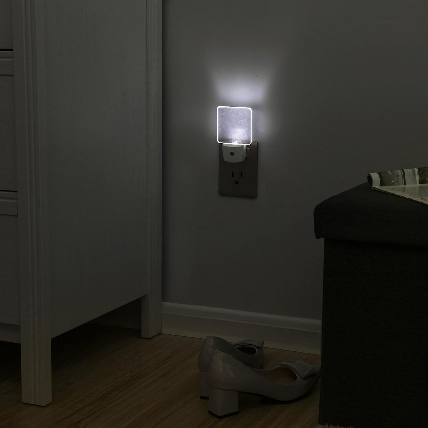 DEWENWILS Plug in LED Night Light with Light Sensor, Dusk to Dawn, Kids Nightlight for Nursery, Bathroom, Hallway, Bedroom, Cool White Light, Flat Clear Design, UL Listed, 4 Pack