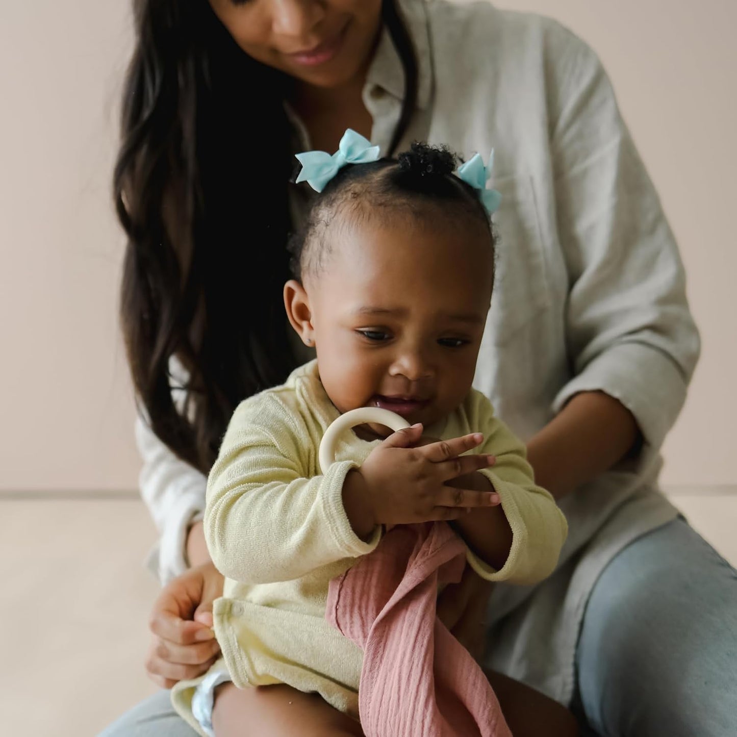 snuggle me® Nursing Cover - 100% Organic Cotton Muslin Nursing Cover Up for Breastfeeding with a BPA-Free Silicone Teether Ring, Ultra-Soft & Lightweight (33.5″ × 39.4″)