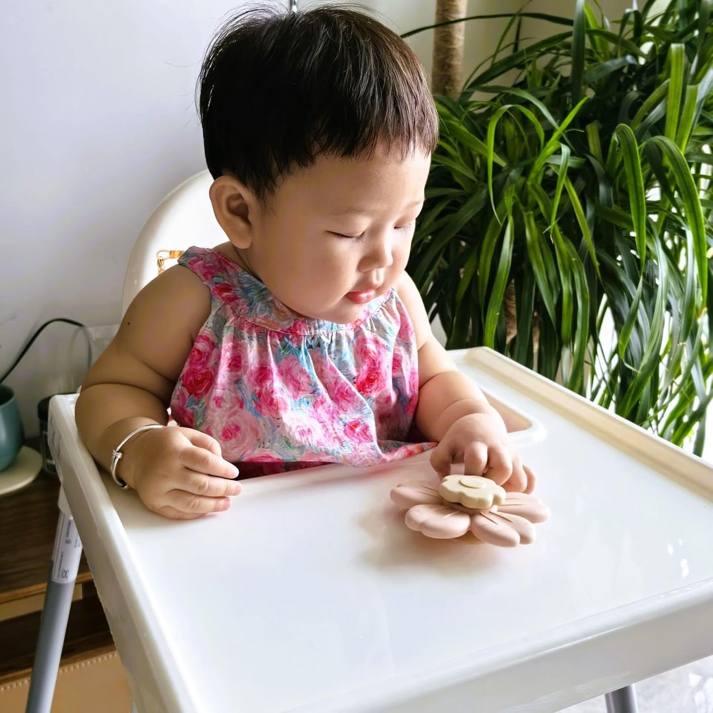 Suction Spinning Toy, Silicone Toddler Sensory Toys for Bath Toys Birthday Gift (Cream&Dusty Lilac)
