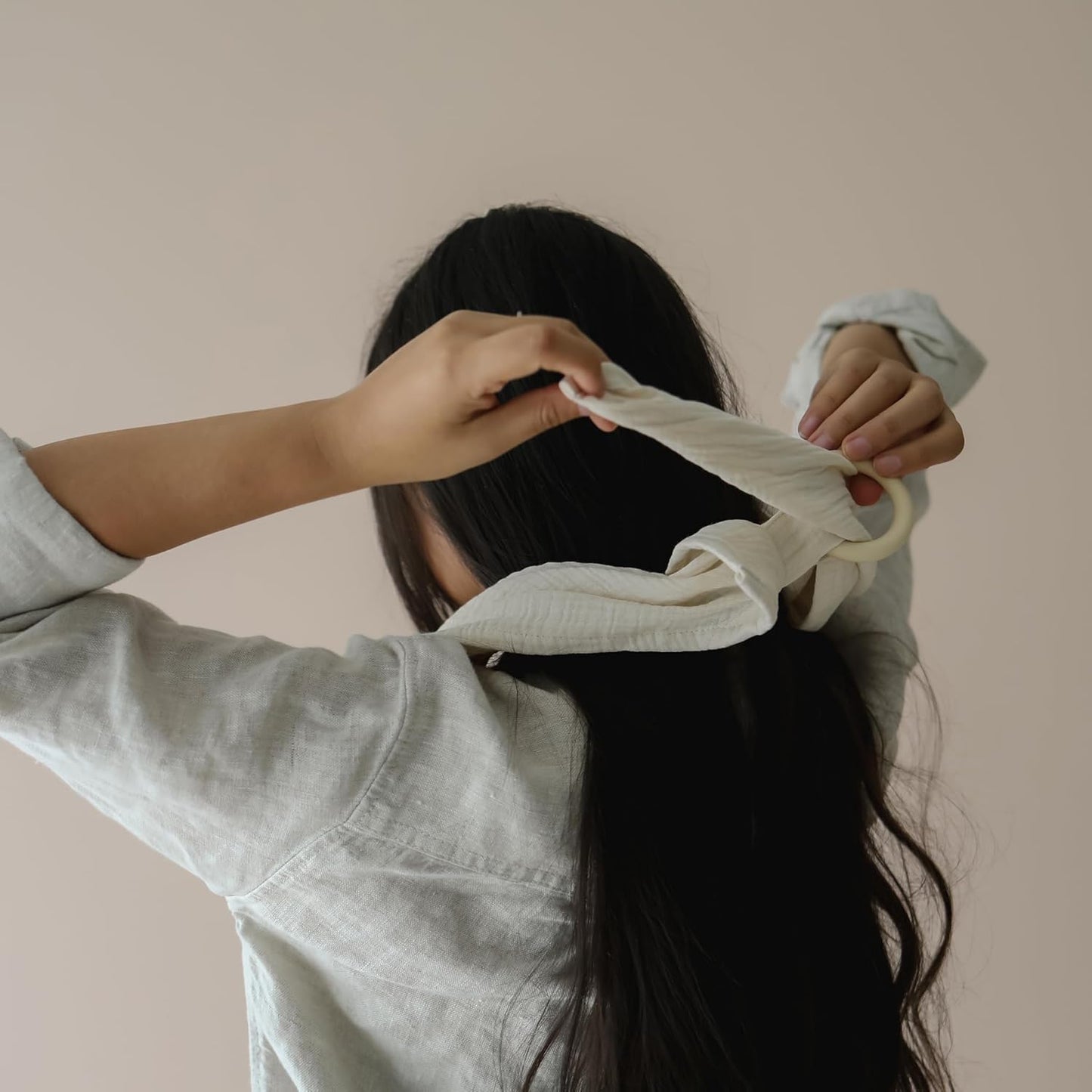 snuggle me® Nursing Cover - 100% Organic Cotton Muslin Nursing Cover Up for Breastfeeding with a BPA-Free Silicone Teether Ring, Ultra-Soft & Lightweight (33.5″ × 39.4″)