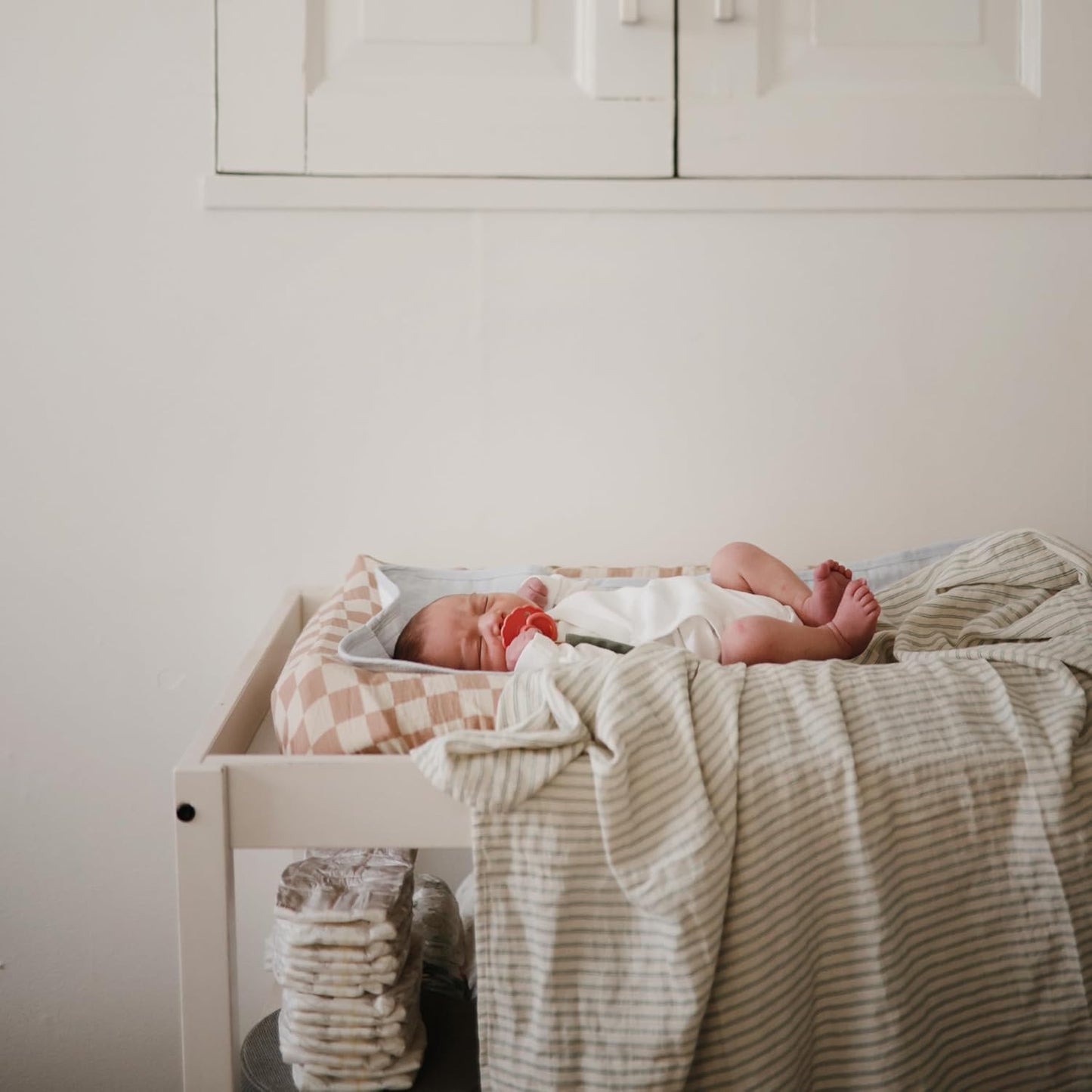 mushie Extra Soft Muslin Fitted Changing Pad Cover (Natural Check)