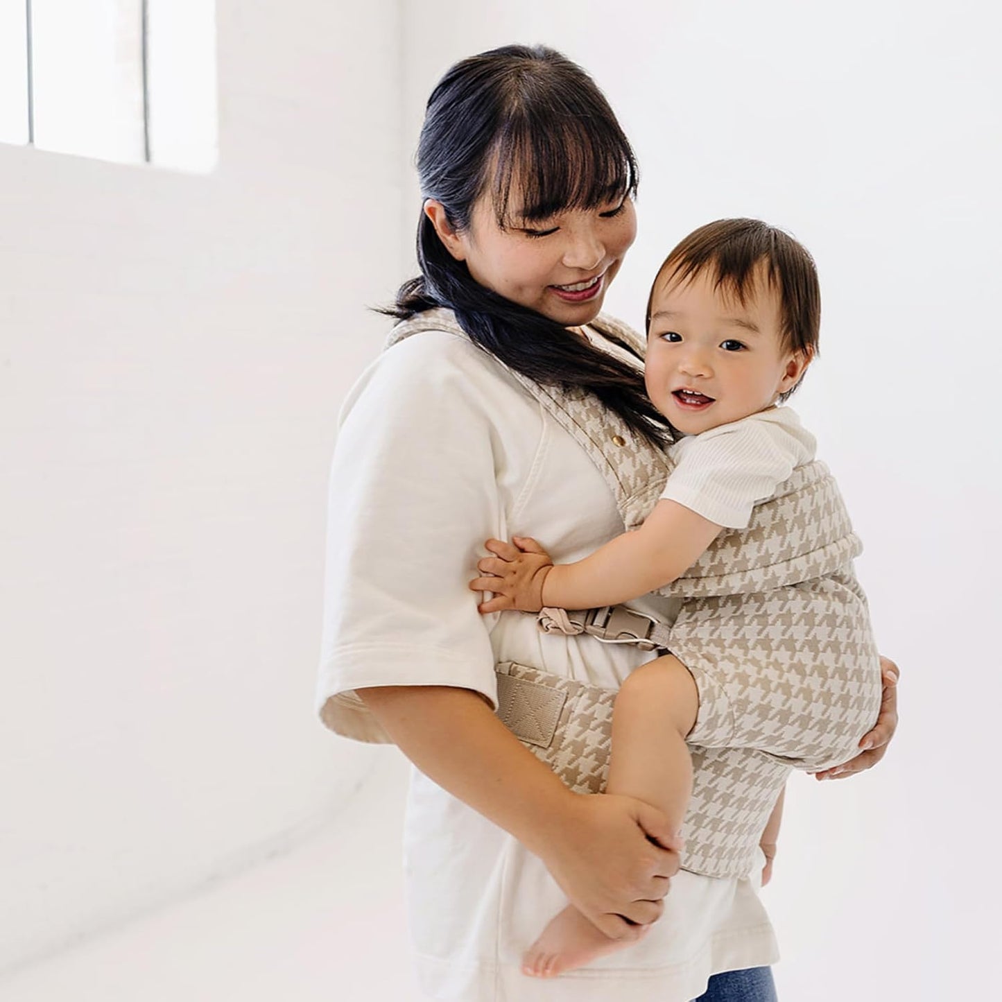 Ava & Oliver Essential Baby Carrier – Ergonomic, Hip-Healthy Soft Structured Carrier for Infants & Toddlers (7–35lbs) - Front and Back Carry, Breathable Fabric, Stylish & Lightweight (Houndstooth)