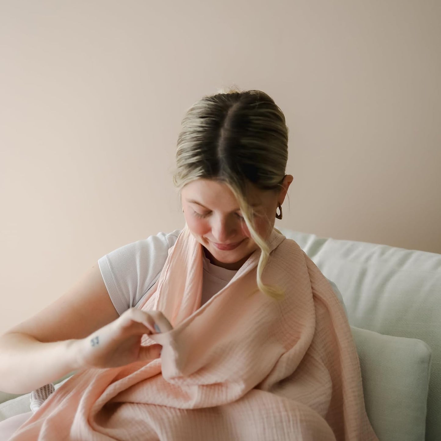 snuggle me® Nursing Cover - 100% Organic Cotton Muslin Nursing Cover Up for Breastfeeding with a BPA-Free Silicone Teether Ring, Ultra-Soft & Lightweight (33.5″ × 39.4″)