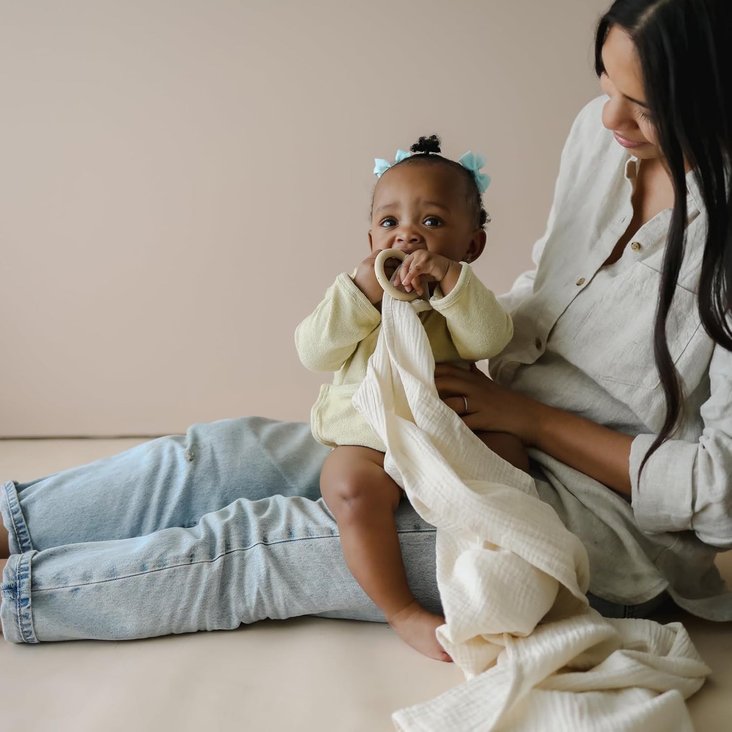 snuggle me® Nursing Cover - 100% Organic Cotton Muslin Nursing Cover Up for Breastfeeding with a BPA-Free Silicone Teether Ring, Ultra-Soft & Lightweight (33.5″ × 39.4″)